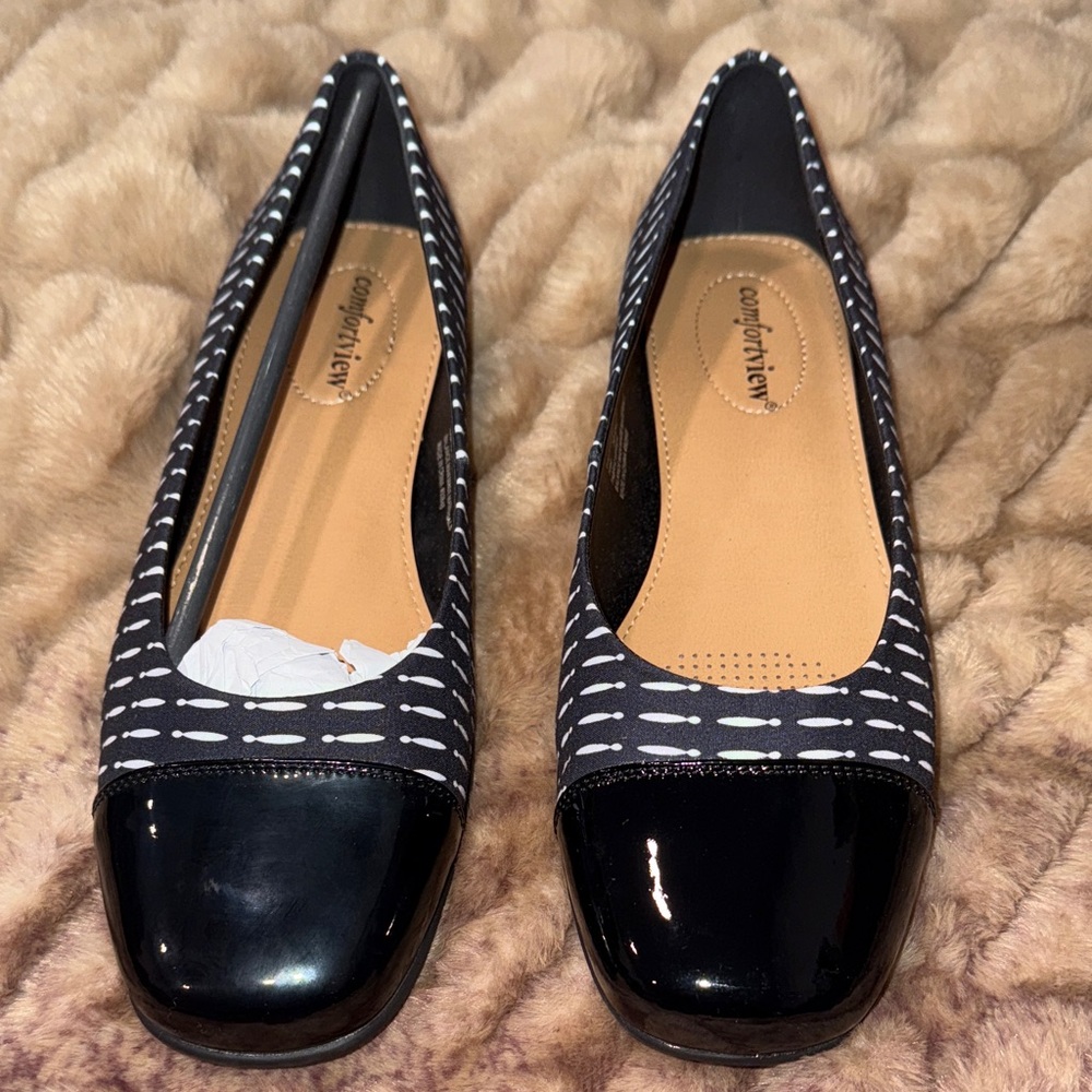Women’s new - no box - Comfortview Black and White Patterned Flats, shoes, sz 10